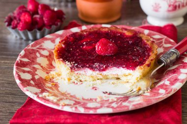 Ahududu lezzetli tart (kek) krema dolgulu