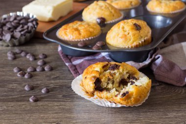 Kek çikolata parçaları (damla) tasarlayacağım (çörek tepsisi) keten havlu üzerinde ile. Temel muffin tarifi. Kahvaltı ya da tatlı için ev yapımı kek.