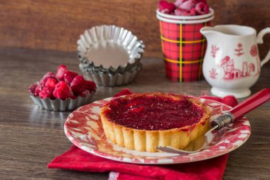 Ahududu lezzetli tart (kek) krema dolgulu