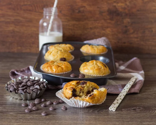Muffin Con Gocce Cioccolato Gocce Bakeware Padella Muffin Asciugamano Lino — Foto Stock