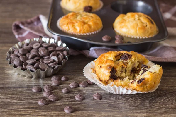 Muffins Met Chocolade Chips Druppels Een Pan Muffin Pan Linnen — Stockfoto