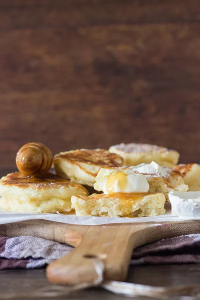 Pancake Ragi Goreng Dengan Apel Disajikan Dengan Krim Asam Dan — Stok Foto