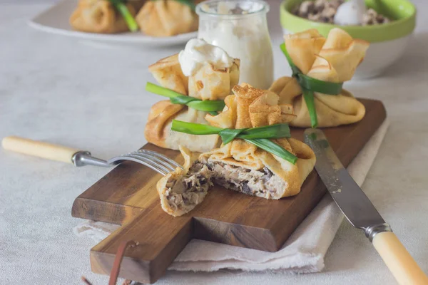 Crêpes Pfannkuchen Gefüllt Mit Hühnchen Und Pilzen Auf Einem Hölzernen — Stockfoto