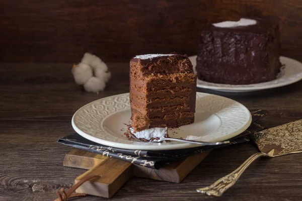 Кусок Шоколадного Медового Торта Шоколадным Заварным Кремом Покрытый Шоколадом Ганач — стоковое фото