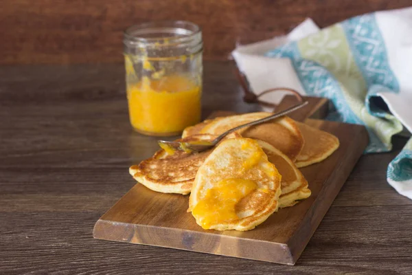 Panqueques Maíz Con Mantequilla Mermelada Naranja Una Tabla Cortar Madera — Foto de Stock