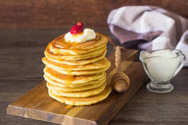 Setumpuk Pancake Lembut Buatan Sendiri Dengan Madu Krim Dan Raspberry — Stok Foto