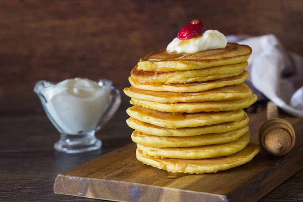 Setumpuk Pancake Lembut Buatan Sendiri Dengan Madu Krim Dan Raspberry — Stok Foto