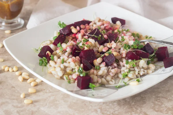 Cebada Remolacha Piñones Microverduras Con Salsa Miel Mostaza Ensalada Saludable — Foto de Stock