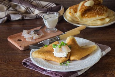 Maya ile krem peynir ve biraz tuzlu balık krep. Süt Maya ile Rus geleneksel krep