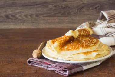 Maya krep tereyağı ve beyaz tabakta bal ile