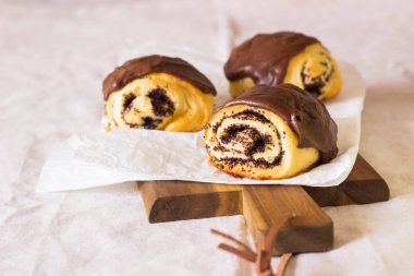Haşhaş tohumu ile tatlı rulo çörek çikolata sır ile kaplı