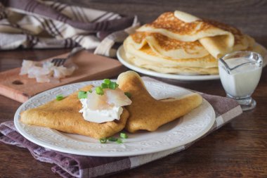 Maya ile krem peynir ve biraz tuzlu balık krep. Süt Maya ile Rus geleneksel krep