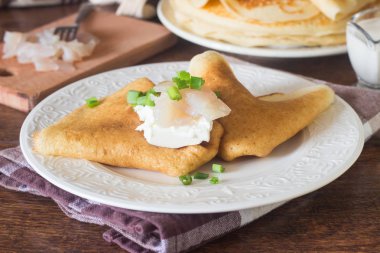 Maya ile krem peynir ve biraz tuzlu balık krep. Süt Maya ile Rus geleneksel krep