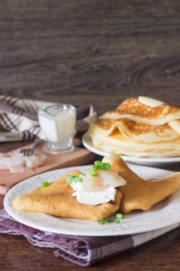 Maya ile krem peynir ve biraz tuzlu balık krep. Süt Maya ile Rus geleneksel krep