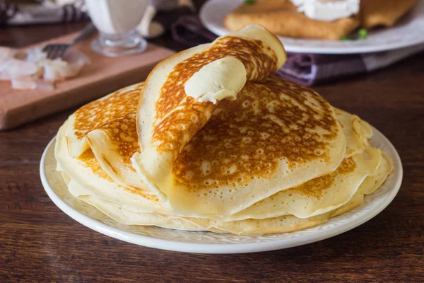 Panqueques Levadura Con Mantequilla Miel Plato Blanco — Foto de Stock