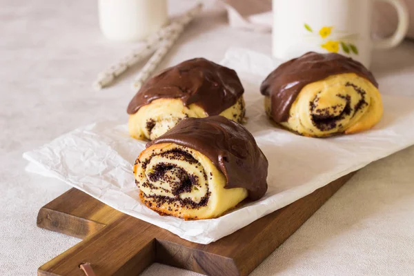 Petits Pains Sucrés Aux Graines Pavot Recouverts Glaçage Chocolat — Photo