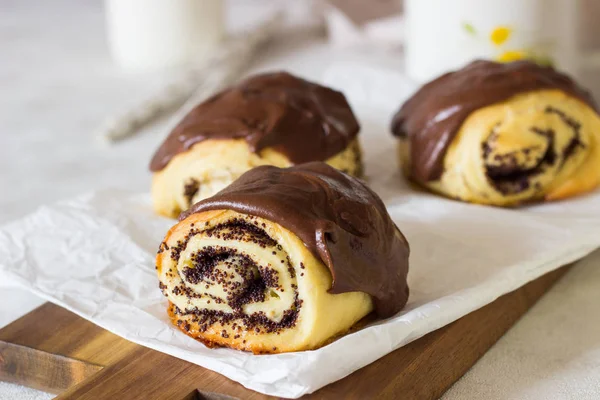 Sweet Roll Buns Poppy Seeds Covered Chocolate Glaze — Stock Photo, Image