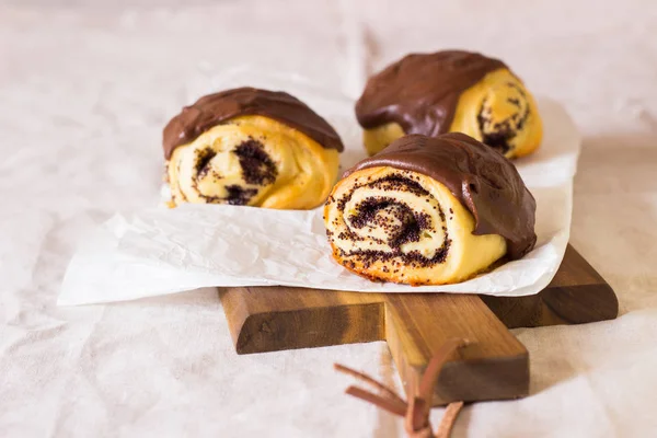 Haşhaş Tohumu Ile Tatlı Rulo Çörek Çikolata Sır Ile Kaplı — Stok fotoğraf