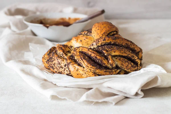 Drożdżówka Makiem Wirowa Brioche Makiem Nasiona Maku Roll Chleb Babka — Zdjęcie stockowe