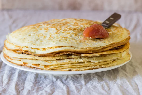 Tradisional Rusia Manis Pancake Tipis Dengan Selai Piring Putih Dan — Stok Foto