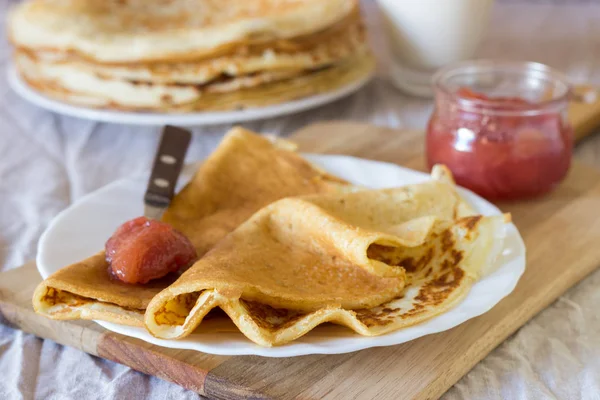 Panqueques Finos Dulces Rusos Tradicionales Con Mermelada Plato Blanco Fondo — Foto de Stock