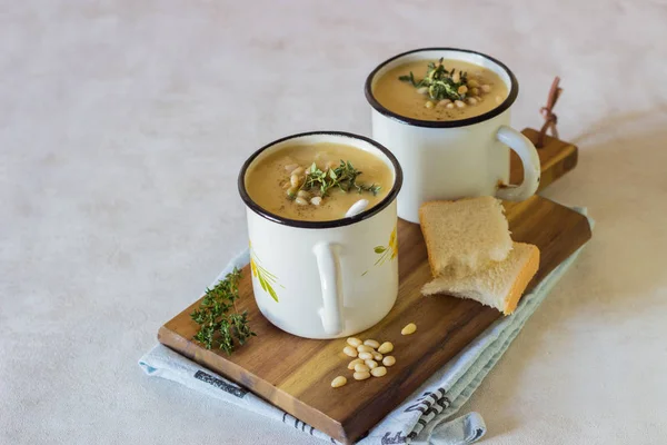 Suppe Appelsingresskar Gulrot Linsesuppe Krus Servert Med Pinjekjerner Timian Vinter – stockfoto