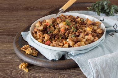 Bir tavada yoğurt, kırmızı biber ve bal Marine ile tavuk budu (sopaları).