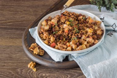 Mercimek, ceviz, elma ve kuru üzüm salatası. Diyet menüsü. Sağlıklı yaşam tarzı. 