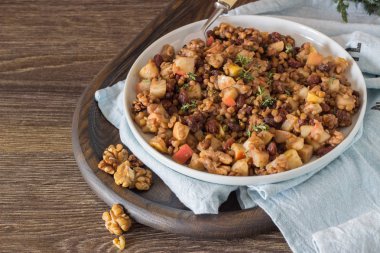 Mercimek, ceviz, elma ve kuru üzüm salatası. Diyet menüsü. Sağlıklı yaşam tarzı. 