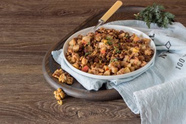 Mercimek, ceviz, elma ve kuru üzüm salatası. Diyet menüsü. Sağlıklı yaşam tarzı. 