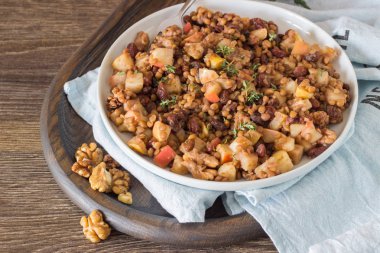 Mercimek, ceviz, elma ve kuru üzüm salatası. Diyet menüsü. Sağlıklı yaşam tarzı. 