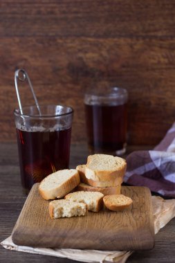 Siyah çay ile geleneksel İtalyan bisküvi ya da cantuccini ahşap masa üzerinde iki bardak.