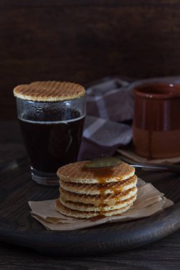 Hollandalı stroopwafel çerez ya da karamel waffle yığını bir fincan kahve ile.