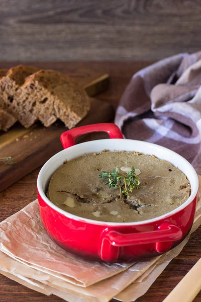 Pate Pasta Fígado Caseiro Servido Com Pão Fresco Tomilho Sanduíches — Fotografia de Stock