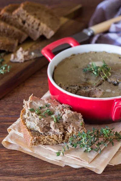 Pate Pasta Fígado Caseiro Servido Com Pão Fresco Tomilho Sanduíches — Fotografia de Stock