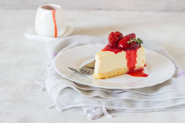 Κομμάτι Ευαίσθητο Cheesecake Σάλτσα Φράουλας Ένα Άσπρο Πιάτο — Φωτογραφία Αρχείου