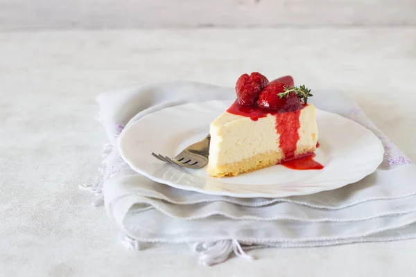 Κομμάτι Ευαίσθητο Cheesecake Σάλτσα Φράουλας Ένα Άσπρο Πιάτο — Φωτογραφία Αρχείου