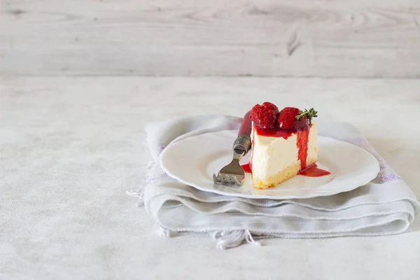 Κομμάτι Ευαίσθητο Cheesecake Σάλτσα Φράουλας Ένα Άσπρο Πιάτο — Φωτογραφία Αρχείου