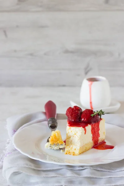 Κομμάτι Ευαίσθητο Cheesecake Σάλτσα Φράουλας Ένα Άσπρο Πιάτο — Φωτογραφία Αρχείου