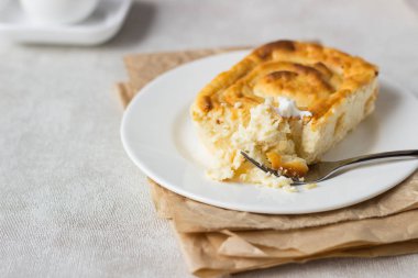 Süzme peynir güveç beyaz tabakta. Puding süzme peynir pişmiş.