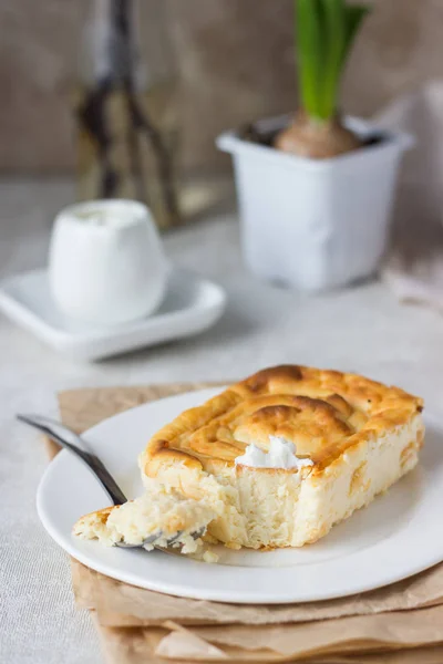 Quarkauflauf Auf Weißem Teller Hüttenkäse Gebackener Pudding — Stockfoto