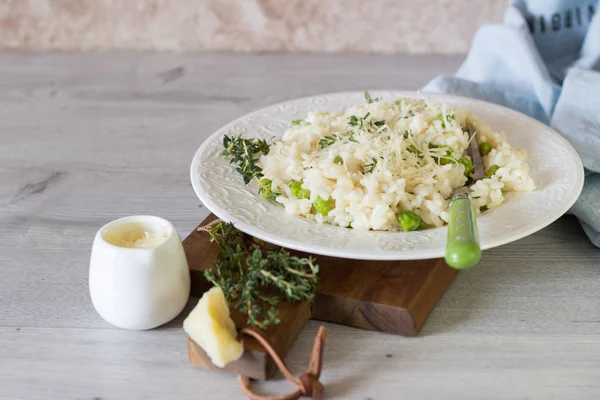 Risoto Caseiro Com Ervilhas Verdes Parmesão Tomilho Uma Placa Branca — Fotografia de Stock