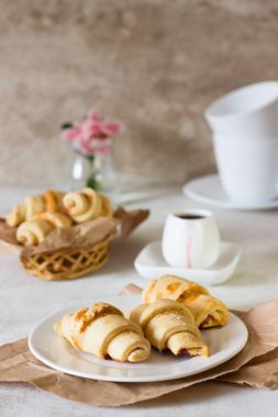 Kırmızı dut dolum kısa kabuk pasta Hilal kurabiye alır. Reçel rugelach (kruvasan), taze pişmiş tatlı çörekler veya ekmek alır. Metniniz için kopya alanı