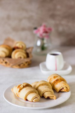Kırmızı dut dolum kısa kabuk pasta Hilal kurabiye alır. Reçel rugelach (kruvasan), taze pişmiş tatlı çörekler veya ekmek alır. Metniniz için kopya alanı