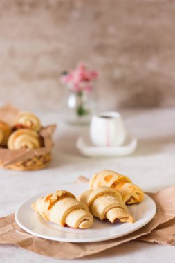 Kırmızı dut dolum kısa kabuk pasta Hilal kurabiye alır. Reçel rugelach (kruvasan), taze pişmiş tatlı çörekler veya ekmek alır. Metniniz için kopya alanı