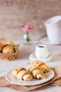 Kırmızı dut dolum kısa kabuk pasta Hilal kurabiye alır. Reçel rugelach (kruvasan), taze pişmiş tatlı çörekler veya ekmek alır. Metniniz için kopya alanı