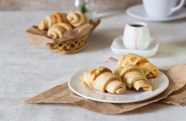 Kırmızı dut dolum kısa kabuk pasta Hilal kurabiye alır. Reçel rugelach (kruvasan), taze pişmiş tatlı çörekler veya ekmek alır. Metniniz için kopya alanı