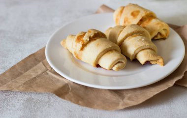 Kırmızı dut dolum kısa kabuk pasta Hilal kurabiye alır. Reçel rugelach (kruvasan), taze pişmiş tatlı çörekler veya ekmek alır. Metniniz için kopya alanı