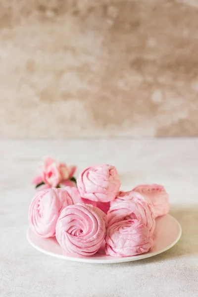 Vackra Läcker Dessert Rosa Zephyr Vit Platta Och Rosa Blomma — Stockfoto