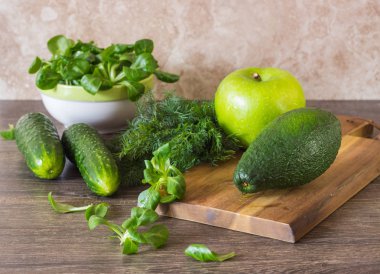 Taze yeşil sebze (avokado, salatalık, Mısır salata ve dereotu) ahşap arka plan üzerinde. Yeşil salata veya yeşil smoothie için malzemeler. Detoks, diyet veya sağlıklı gıda kavramı. Metin için yer. 